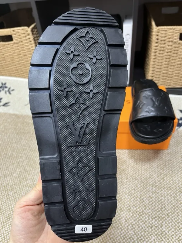 P270🏆Louis Vuitton 🏆[Louis Vuitton] Spring/Summer 2025 [Men's Flip Flops] 🎯🎯As an active family in the fashion industry ⭐ Lv is characterized by bold innovation ⚡Create this casual business style for Chinese fashionable men ✨The fabric is made of imported high-grade cowhide 🔥 Clean and neat ⚡Fashionable and elegant🌹Breathable, sweat-absorbent and deodorant👈So luxurious, high-end and domineering. 👍Must be sold if you repost the picture. Number of yards: 38--46. Color: 🎉 For large quantities. Welcome to repost.